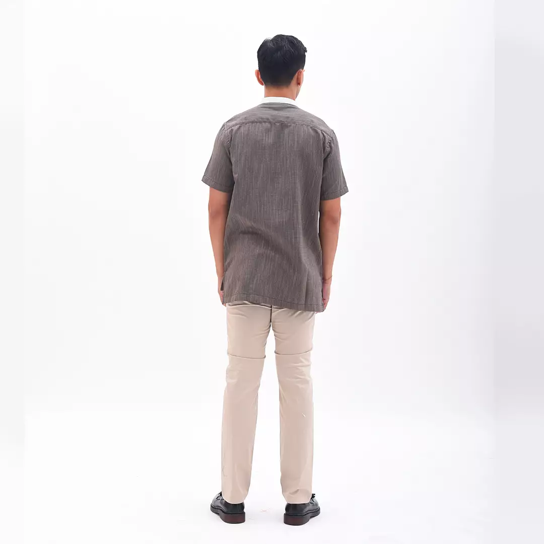 MANZONE Kemeja Koko Lengan Pendek Pria DAFFA - BROWN Ukuran S