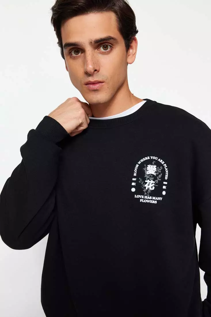 long sleeve black sweatshirt