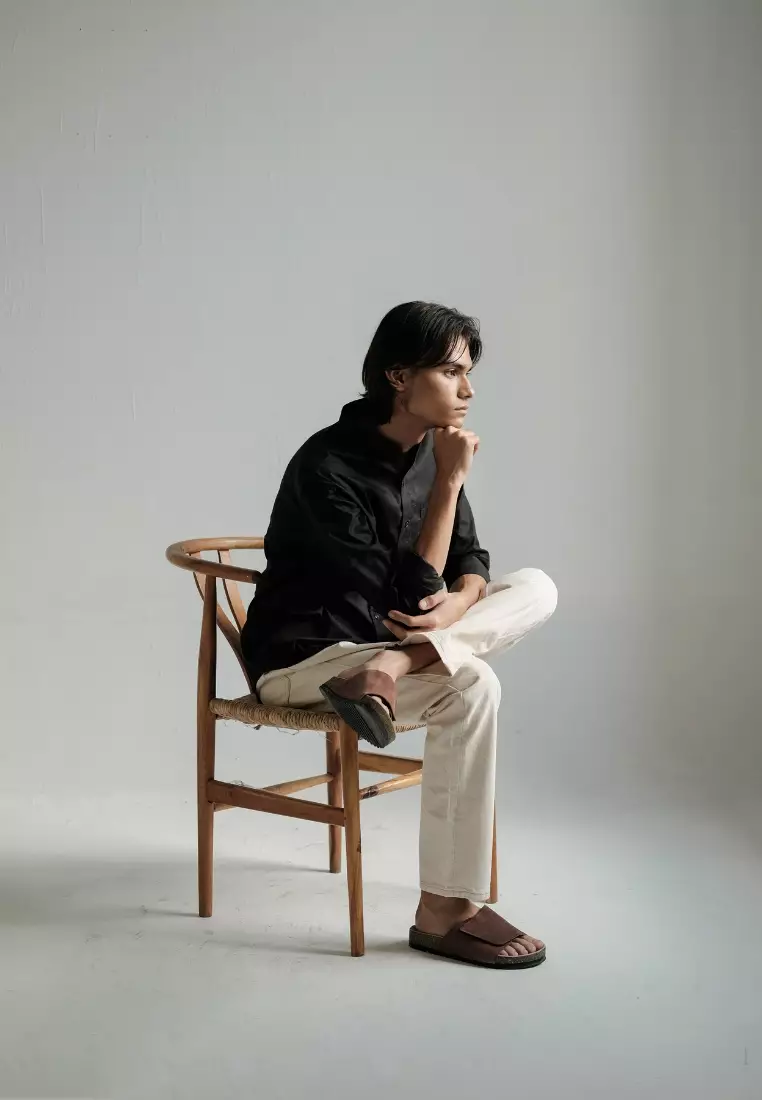 LARUSSO Kemeja Basic Kerah Shanghai Panjang - Black K416