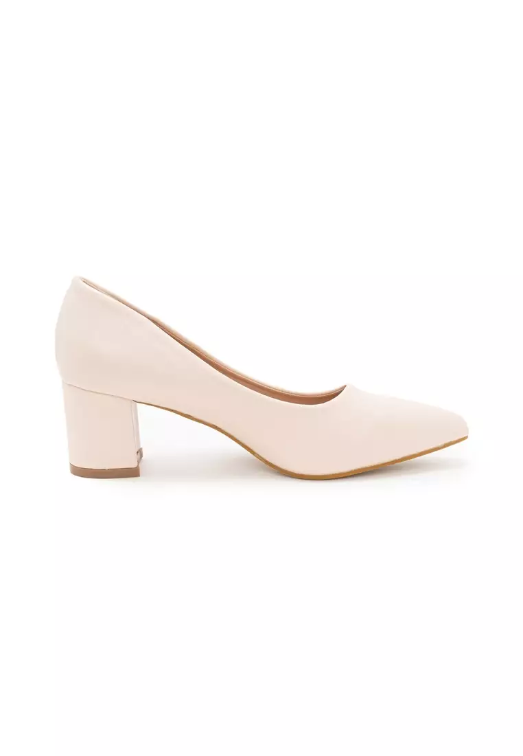 White pumps sales slip on