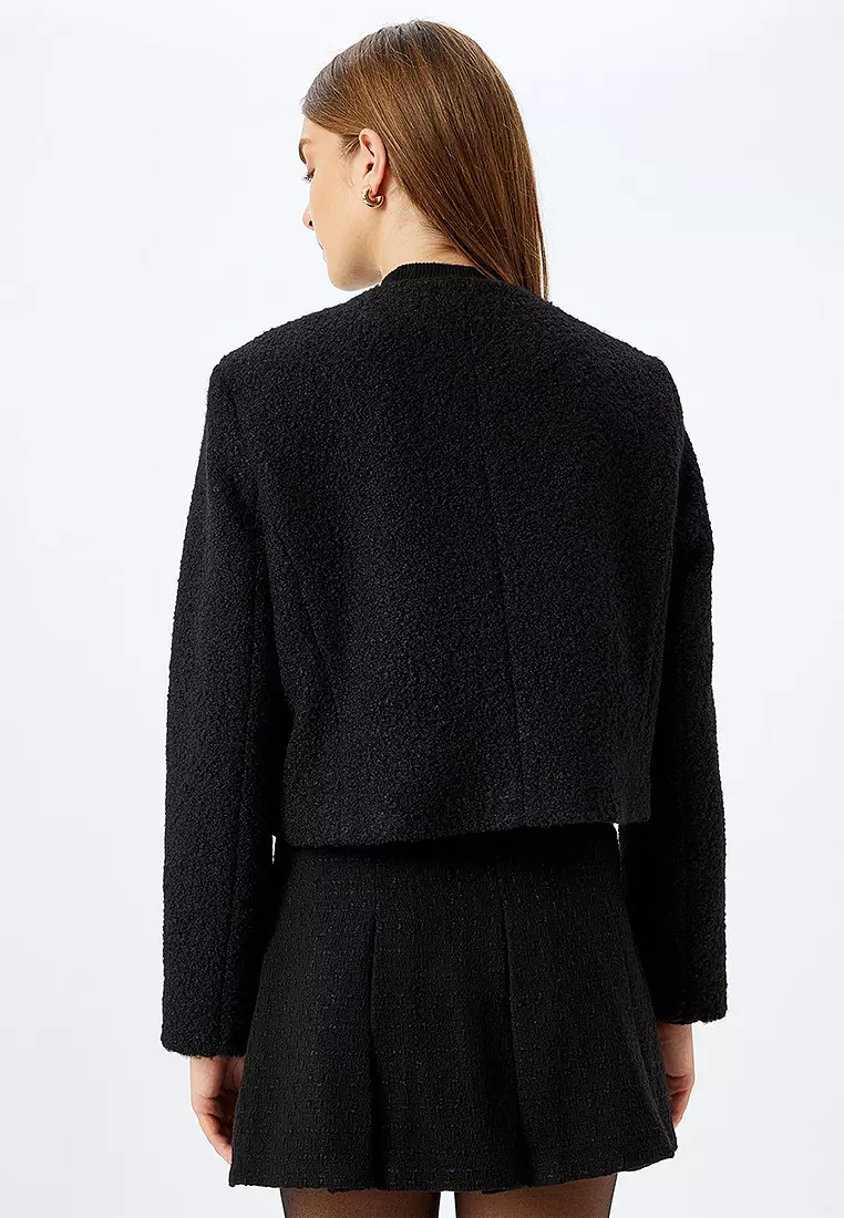 無領短版粗花呢西裝外套，帶翻蓋口袋細節