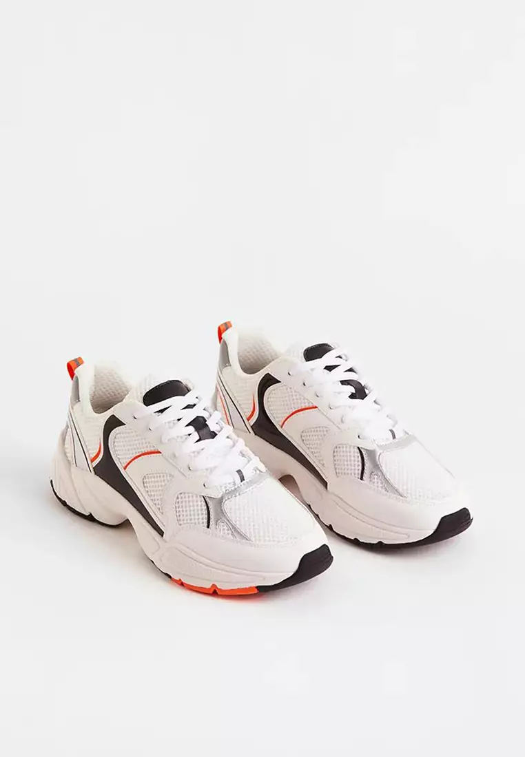 Chunky white 2025 trainers nike