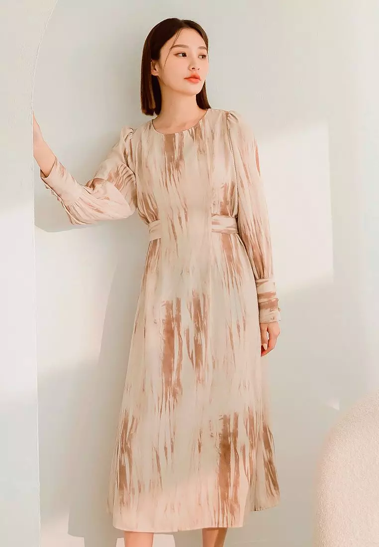 不易皺筆刷印花收腰綁帶長洋裝《DA9424》
