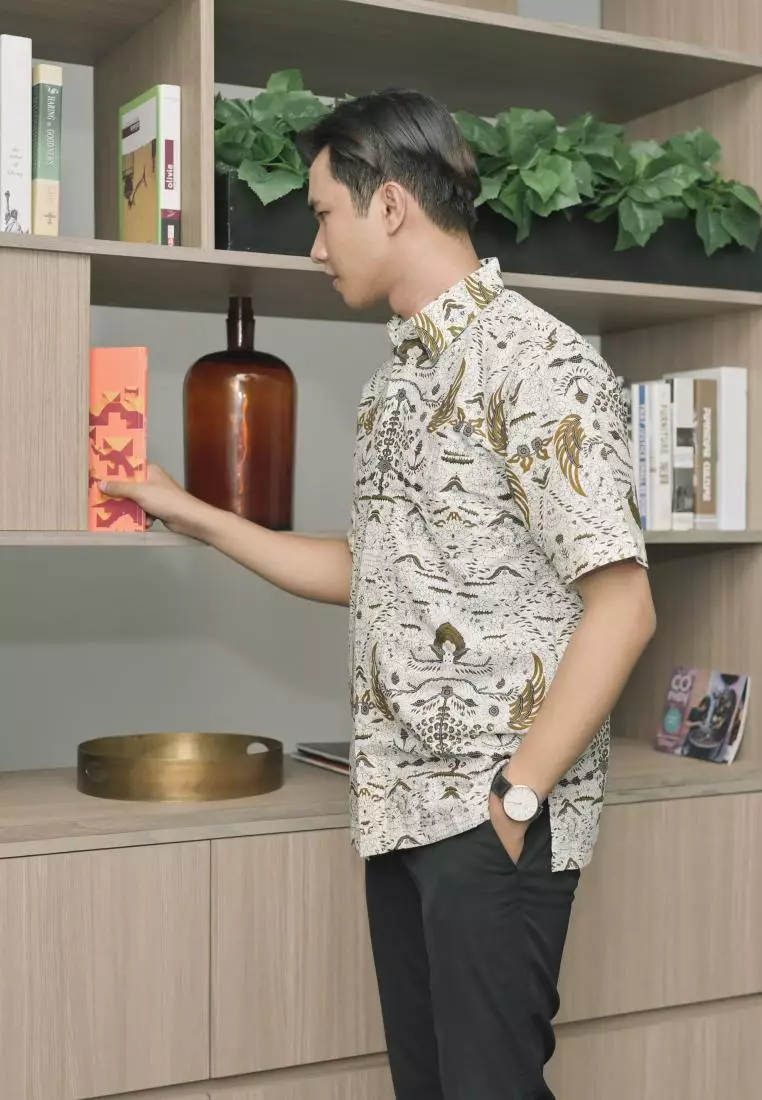 kemeja batik pria lengan pendek motif tirta white