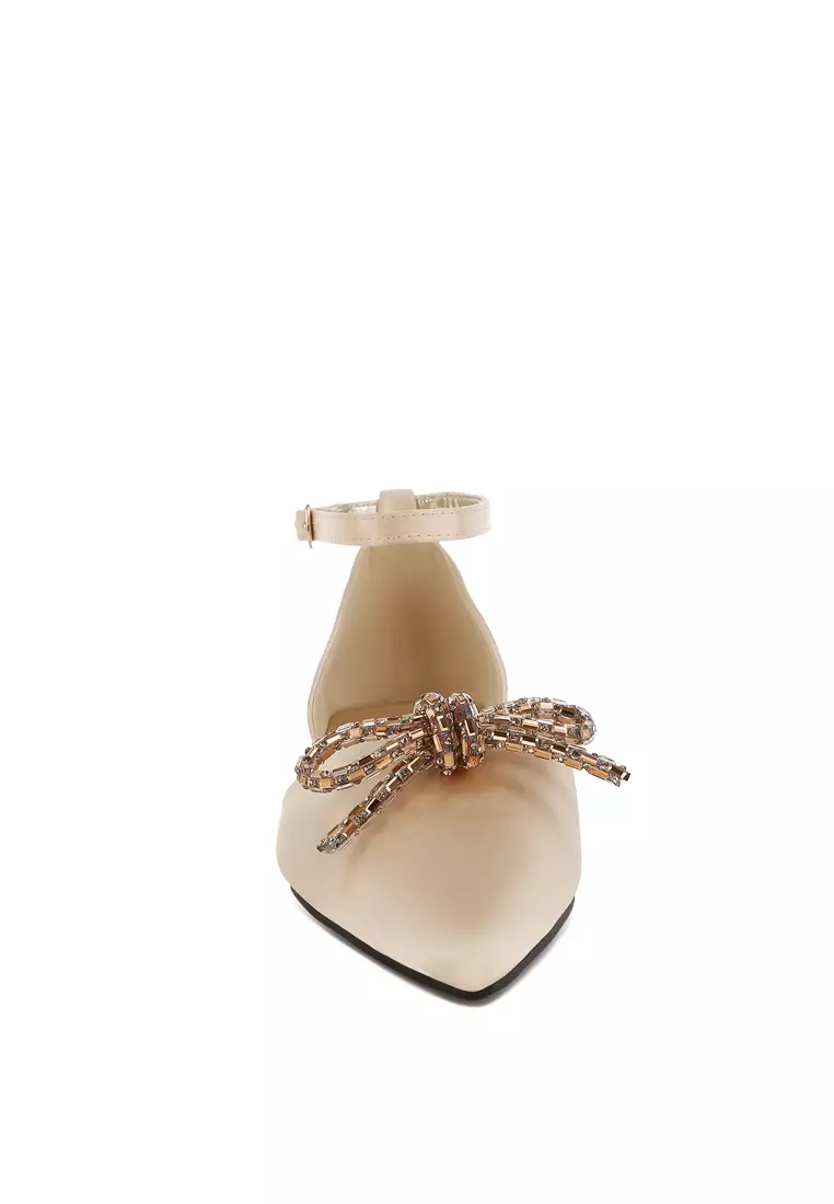 Sandal Datar Pita Detail Berlian Imitasi dalam Warna Emas