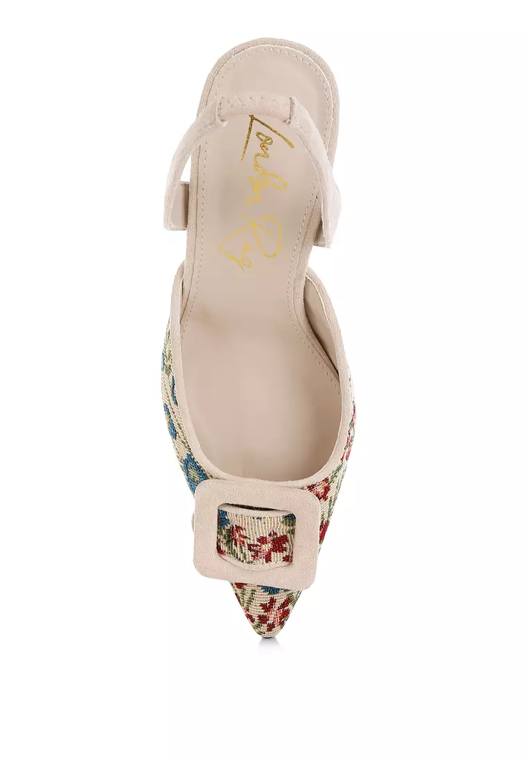 Sepatu hak stiletto dengan detail gesper bordir warna krem