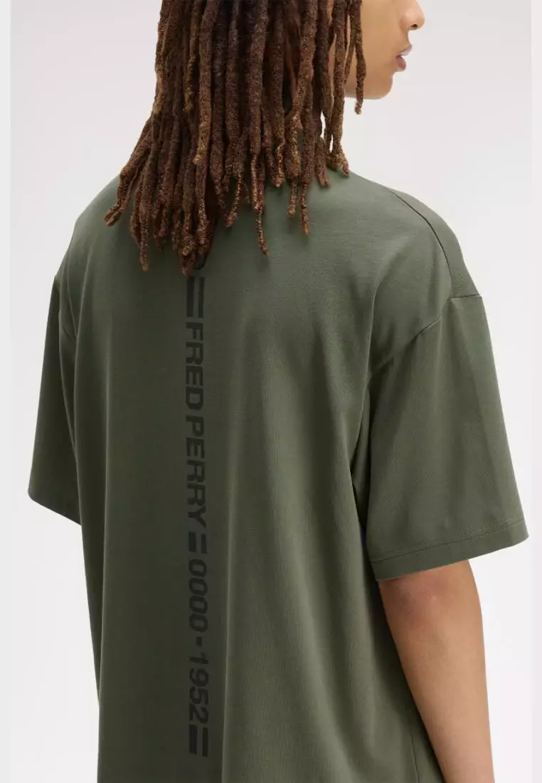 Fred Perry M2478 Back Print Vertical Graphic T-Shirt (Laurel Wreath Green)