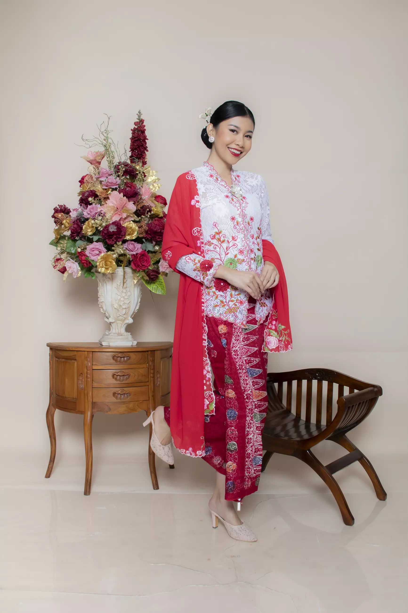 Kebaya Brokat Roses 3 Dimensi in White Color
