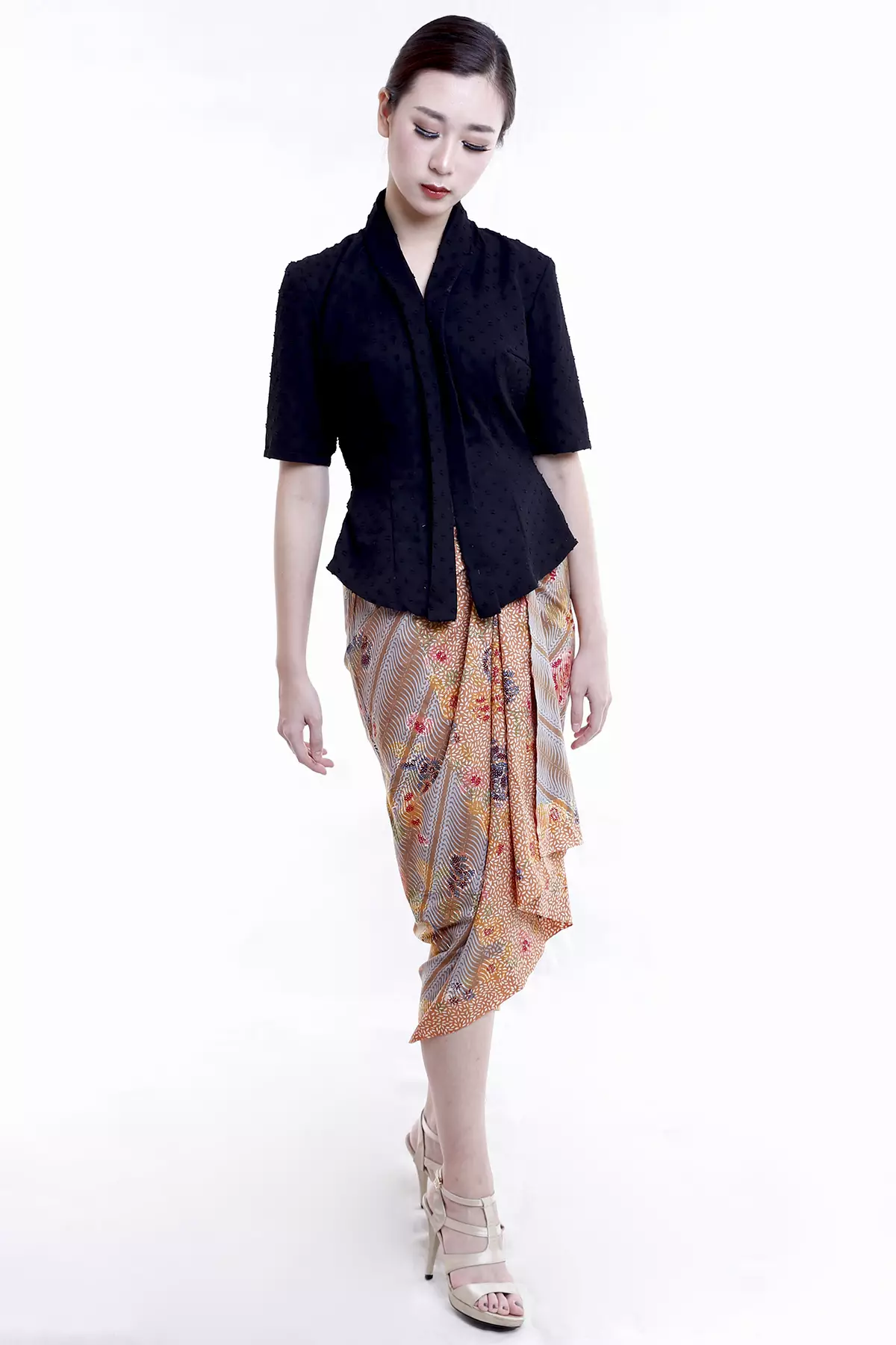 Kuncup Talam Marbel Hitam Kebaya