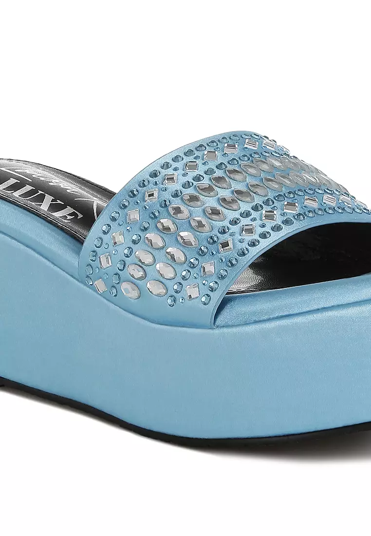 Detail Berlian Imitasi & Berlian Imitasi Bergaya di Flatforms Biru