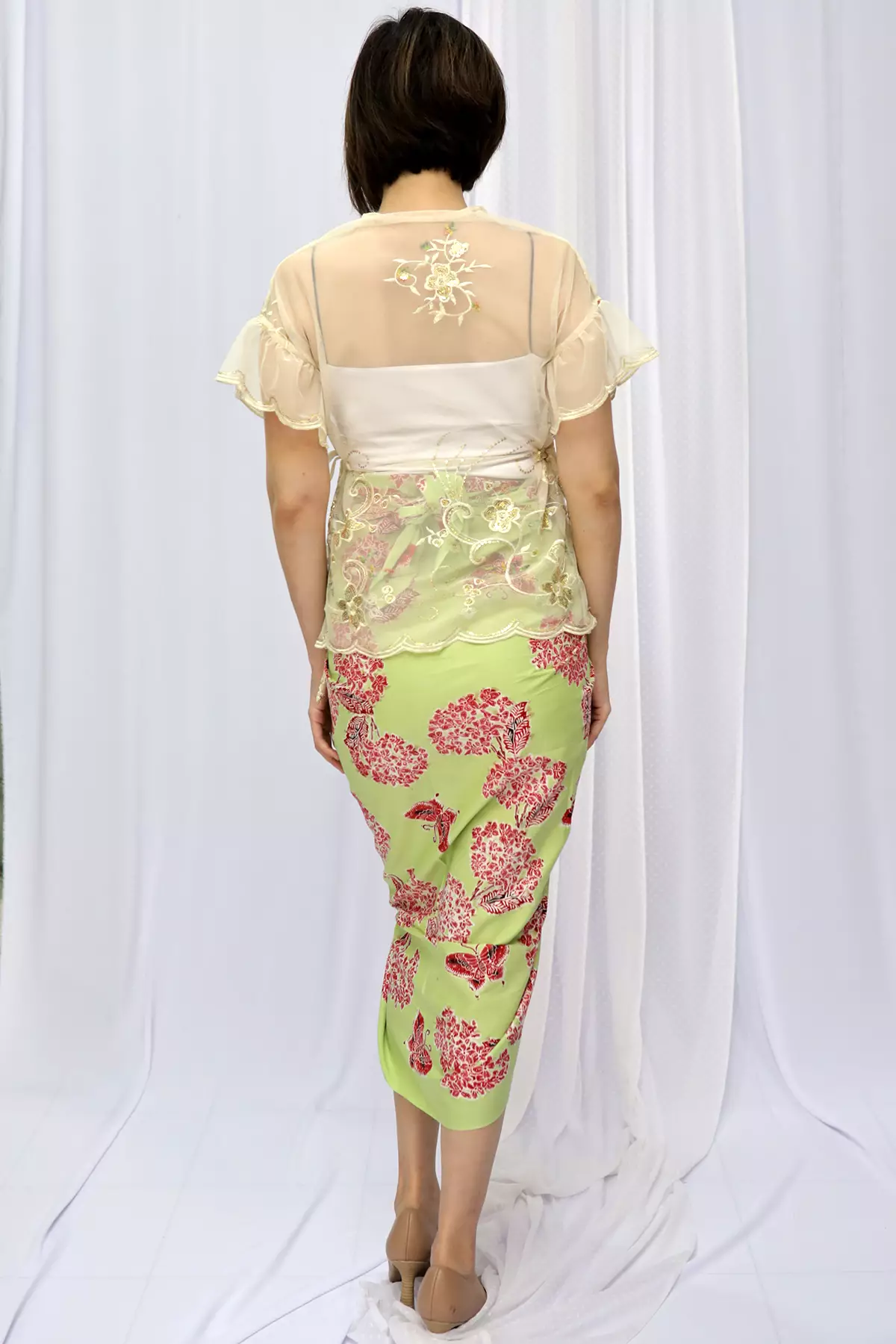 Reswari Seruni Teduh Brokat Putih Kebaya