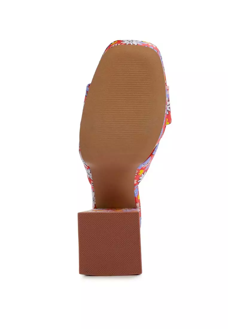 Sandal Tumit Blok Segitiga Bunga Merah