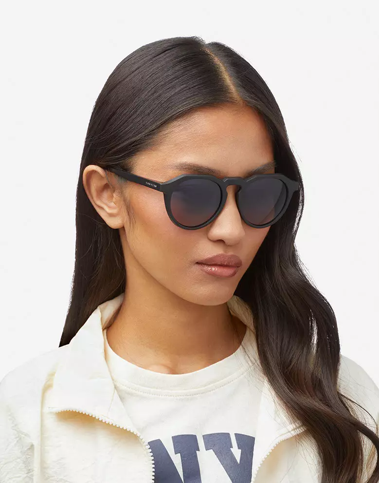 HAWKERS POLARIZED Carbon Black WARWICK RAW. Sunglasses for Men and Women, Unisex. UV400 protection. Official product designed and made in Spain. HWRA21BBTP