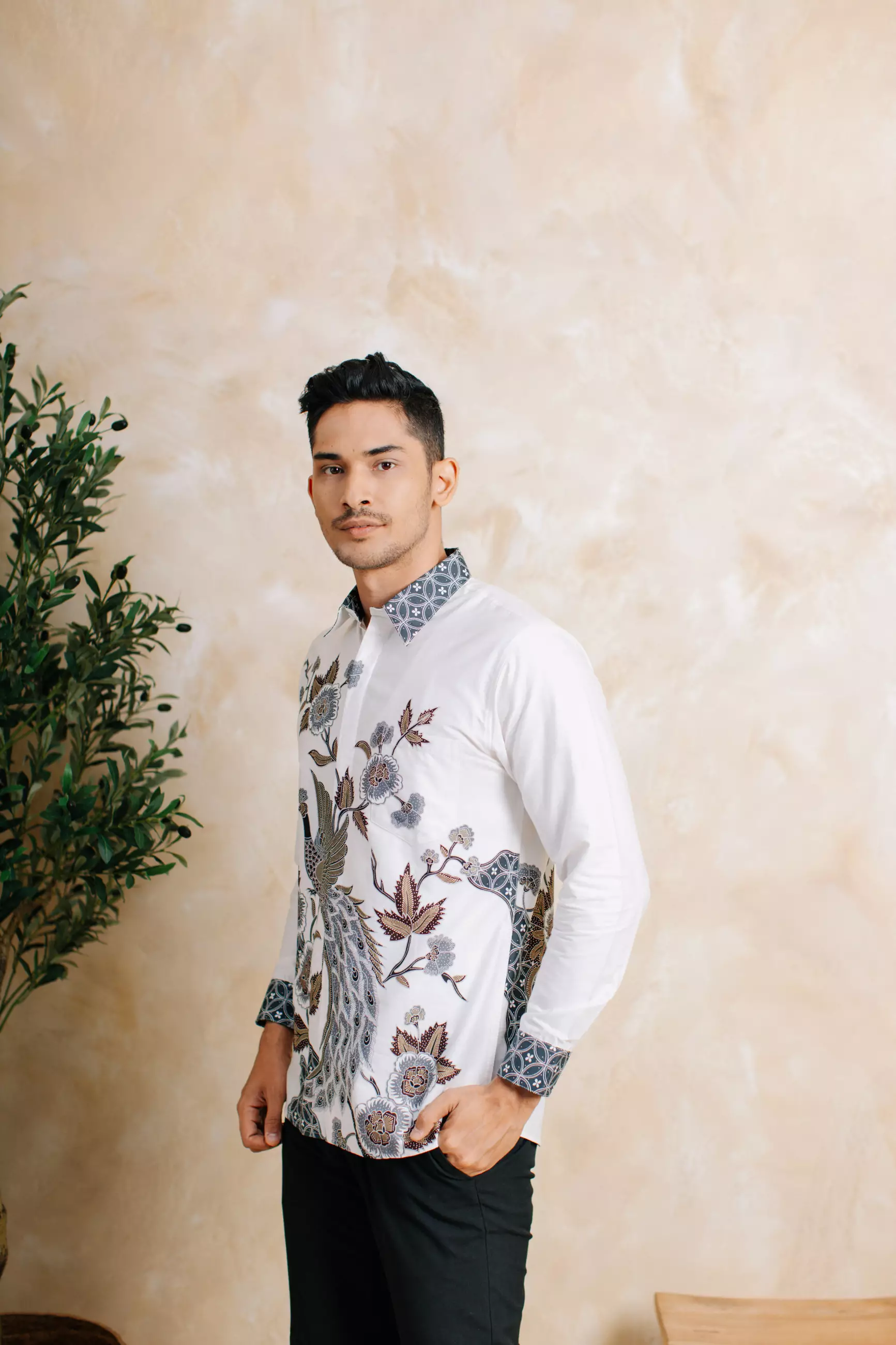 Adyatma Kamala White Putih Kemeja Batik Pria Slim Fit Lengan Panjang Katun