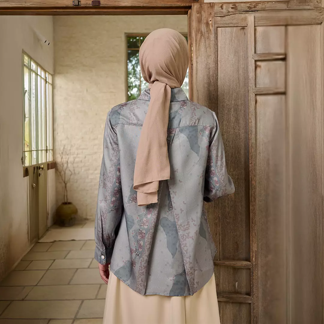 ZM Zaskia Mecca - Yania Coal Blouse Kemeja Wanita - Romansa Khatulistiwa - Bunga Simpur