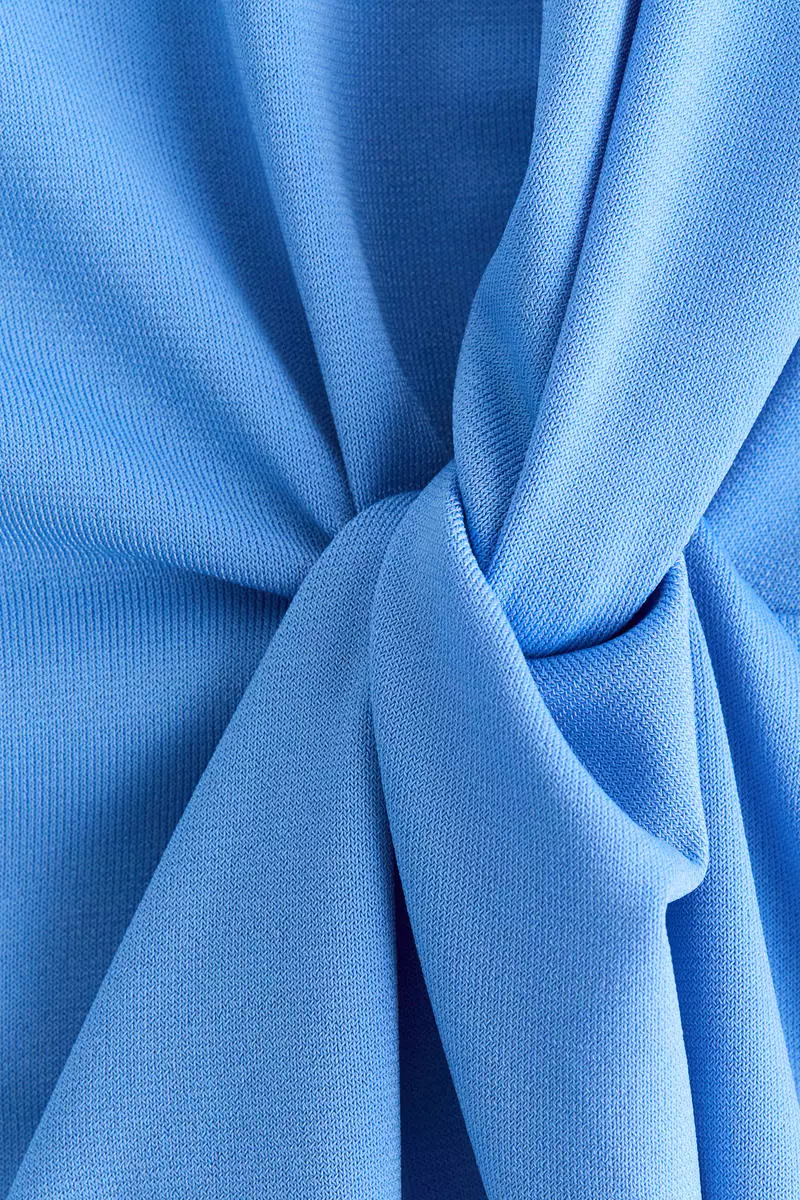 Twist-detail top