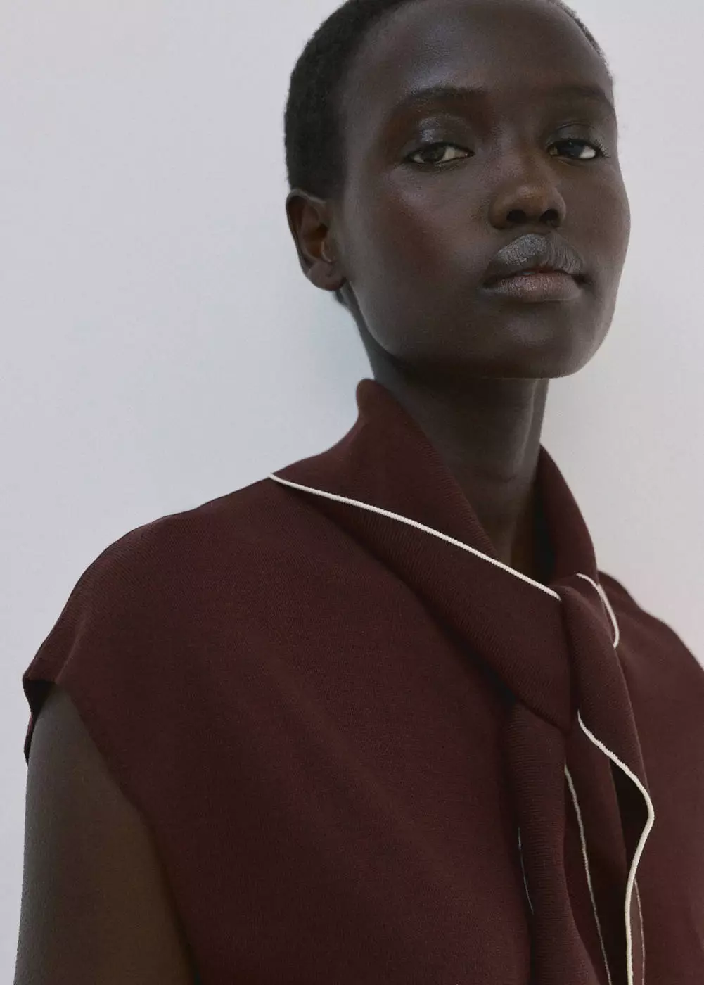 Atasan rajut dengan detail syal