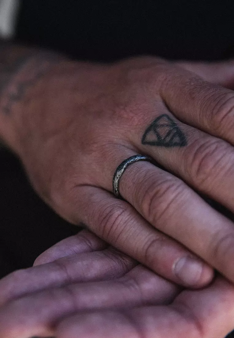 EXCLUSIVE Cincin Perhiasan Perak 925 Pria Band Chaser Dark