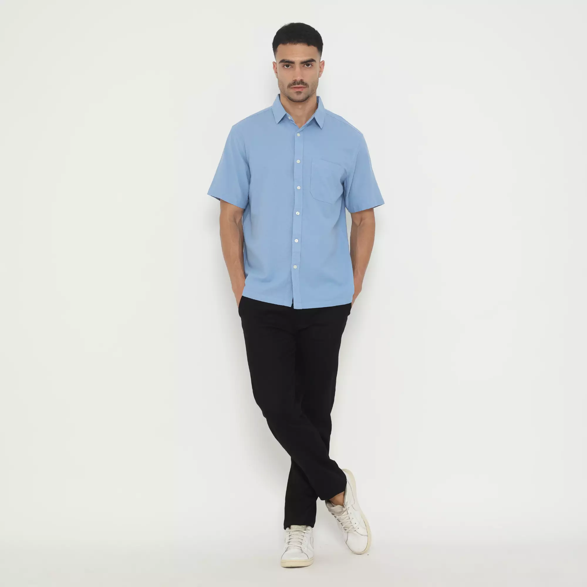 Men & Clo x PLATINI | Kemeja Pria Basic Polos Lengan Pendek Katun Light Blue 1090 
