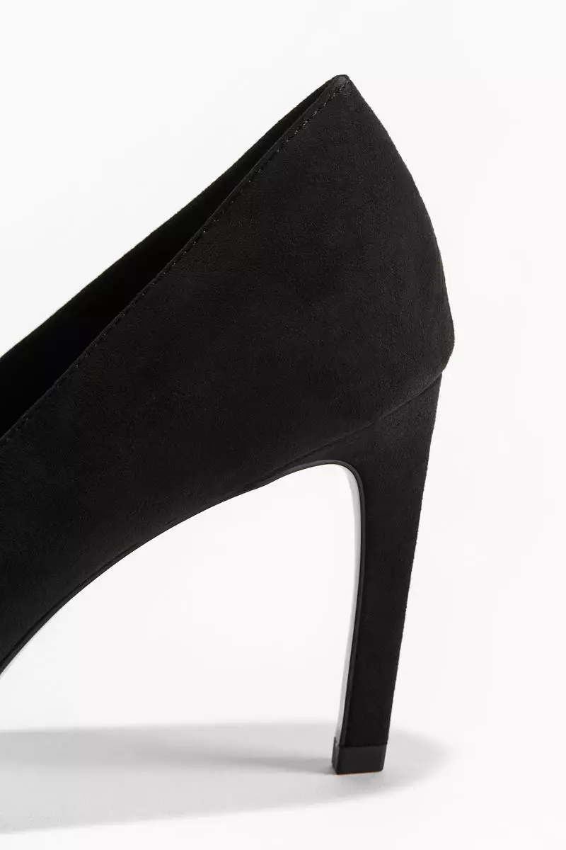 Square-toe court shoes