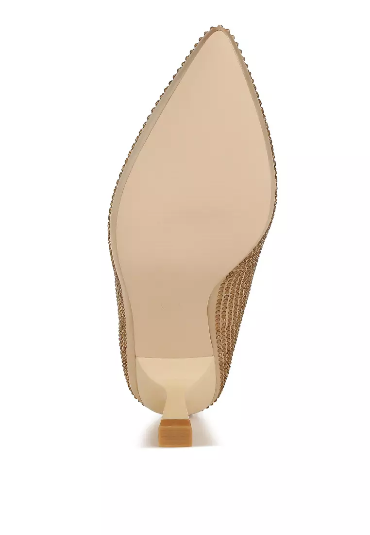 Sepatu hak anak kucing berhiaskan berlian imitasi berwarna emas