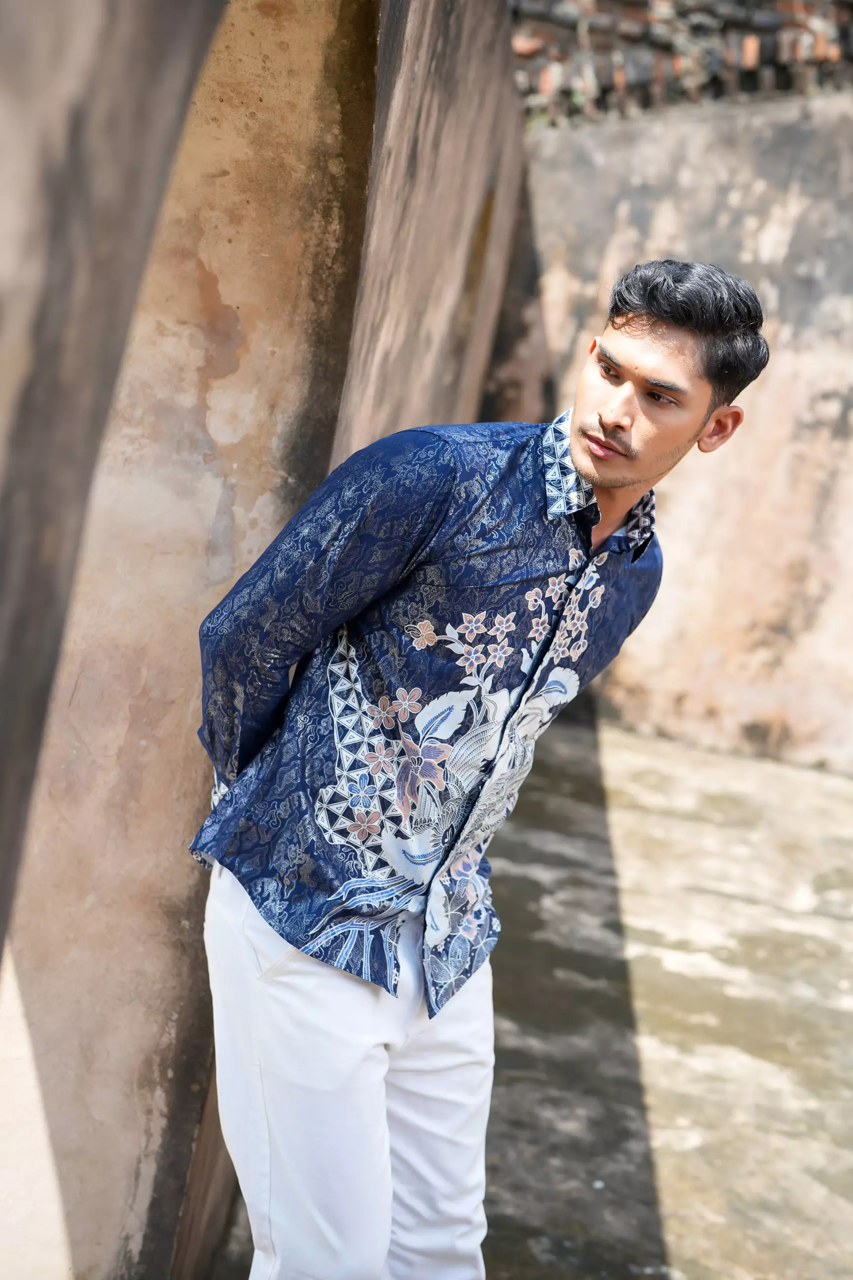Arutala Navy Blue Kemeja Slim Fit Batik Lengan Panjang Foil