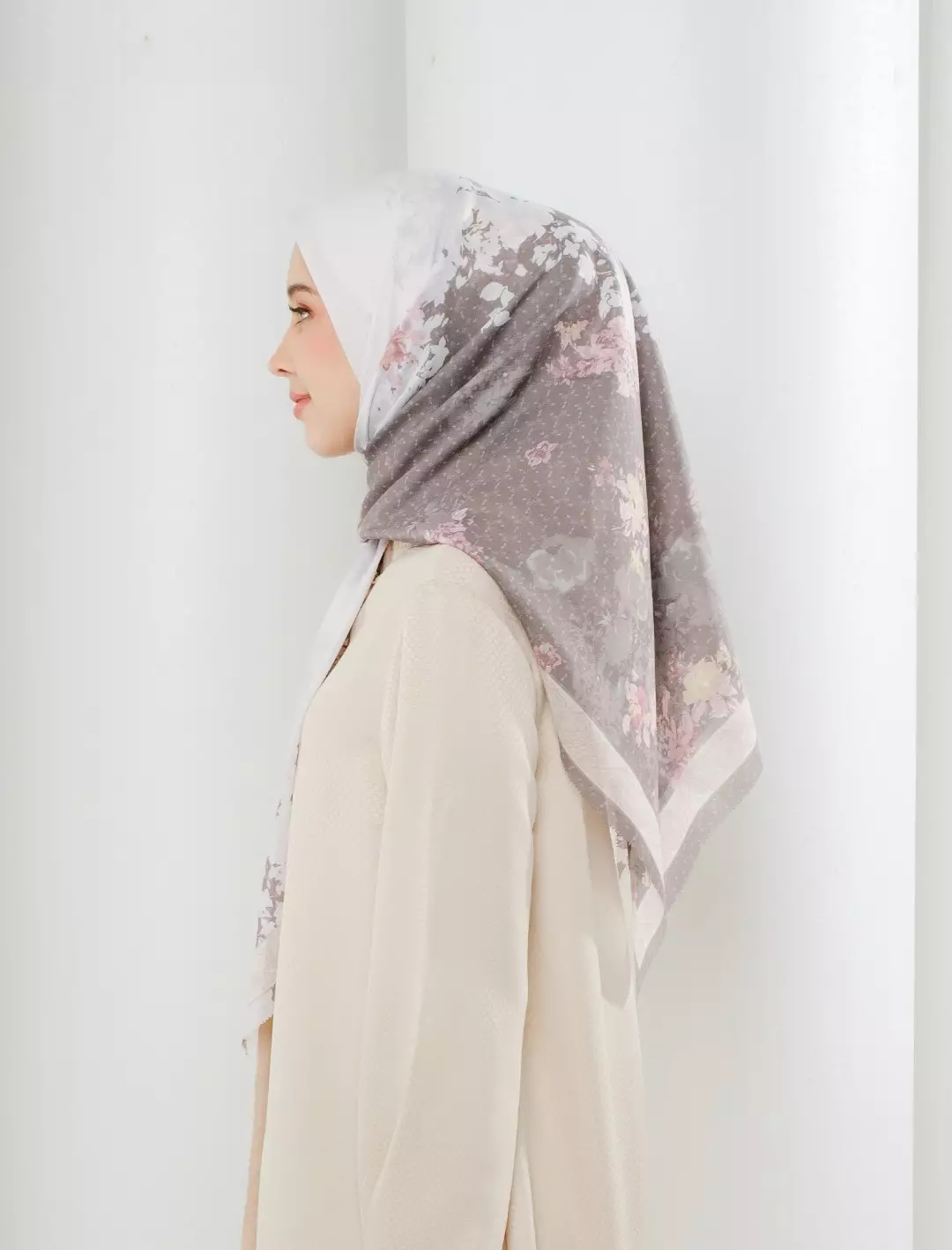 Linzy Printed Scarf Light Grey | Hijab Kerudung Segi Empat Motif