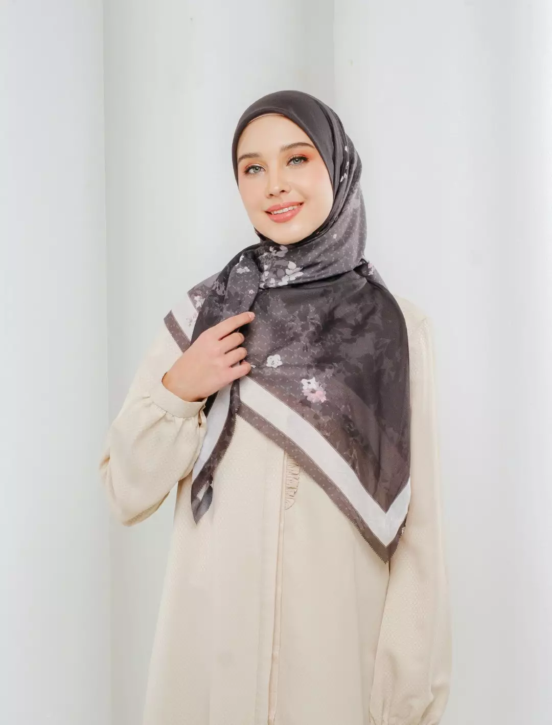 Linzy Printed Scarf Black | Hijab Kerudung Segi Empat Motif