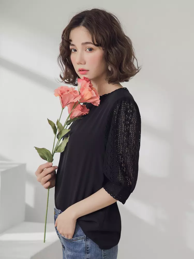 純色雪紡拼接袖蕾絲領口五分袖上衣《AB10879》