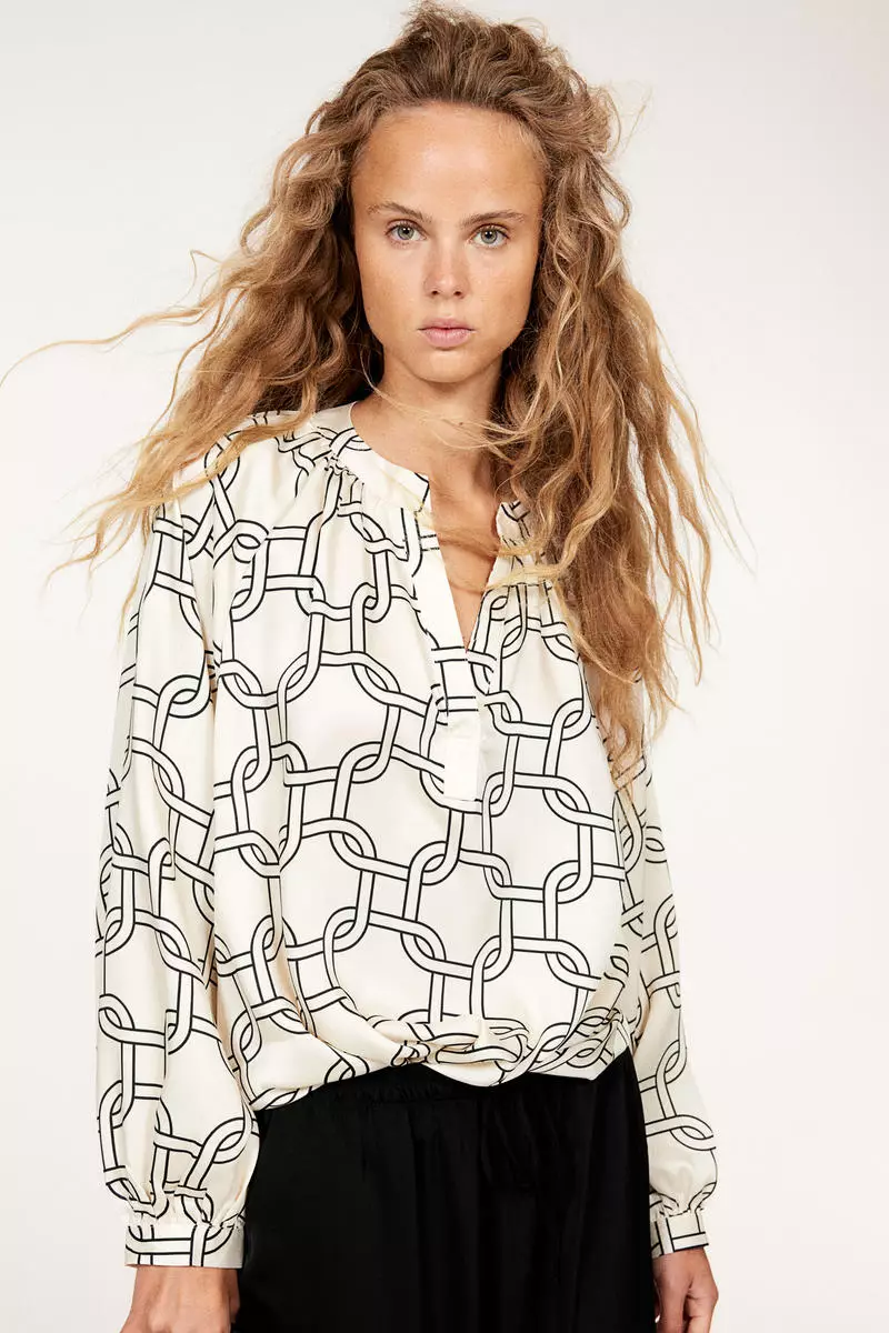 Balloon-sleeved blouse