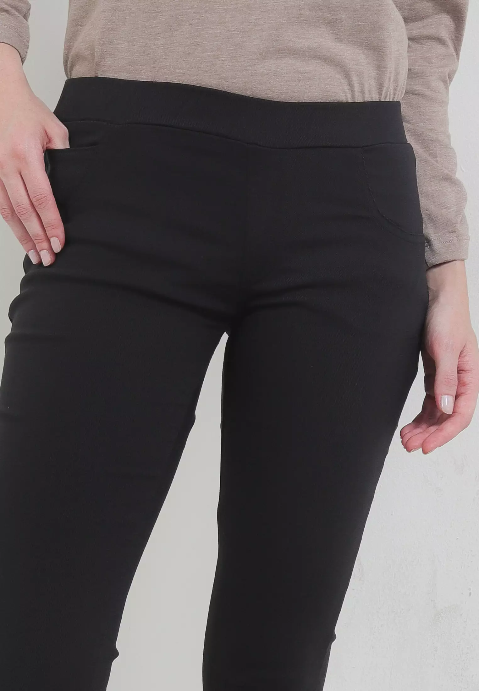 MFMW Caltya Celana Panjang Legging Hitam