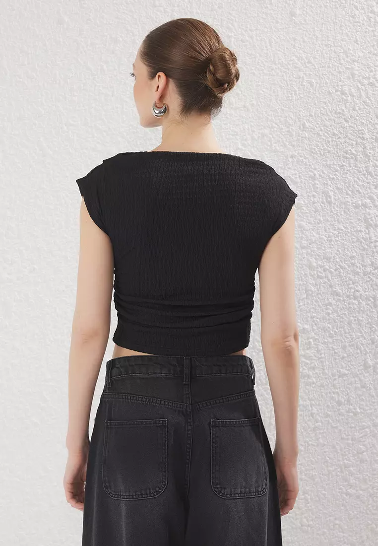 Black Textured Boat Neck Gathered Sleeveless Flexible Knitted Blouse TWOSS25BZ00485