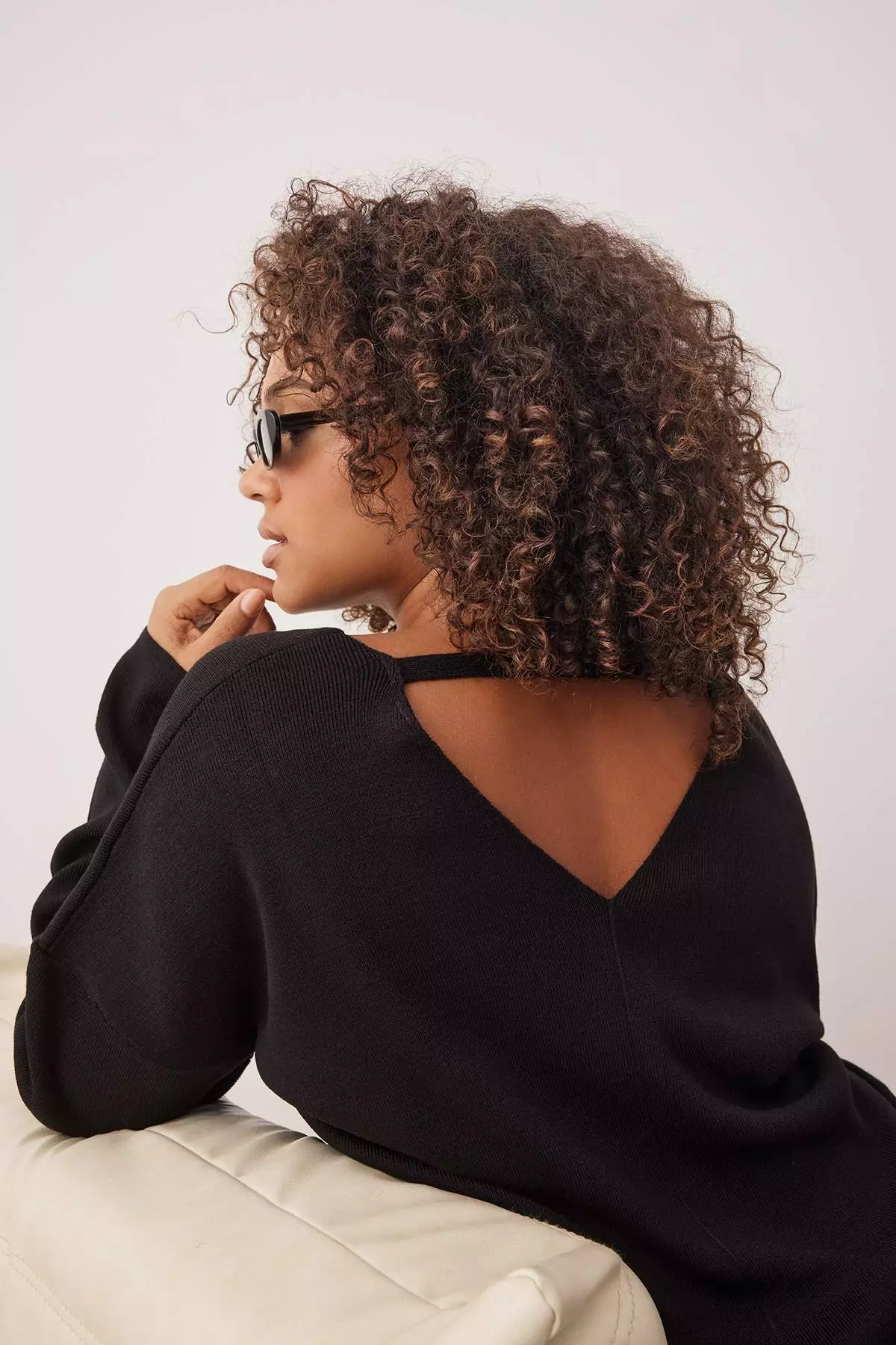 Black V-Neck Thin Knit Sweater Tbbaw26An00002