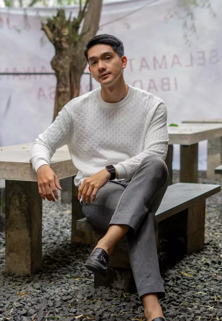 Kale Sylvester White / Sweater Rajut