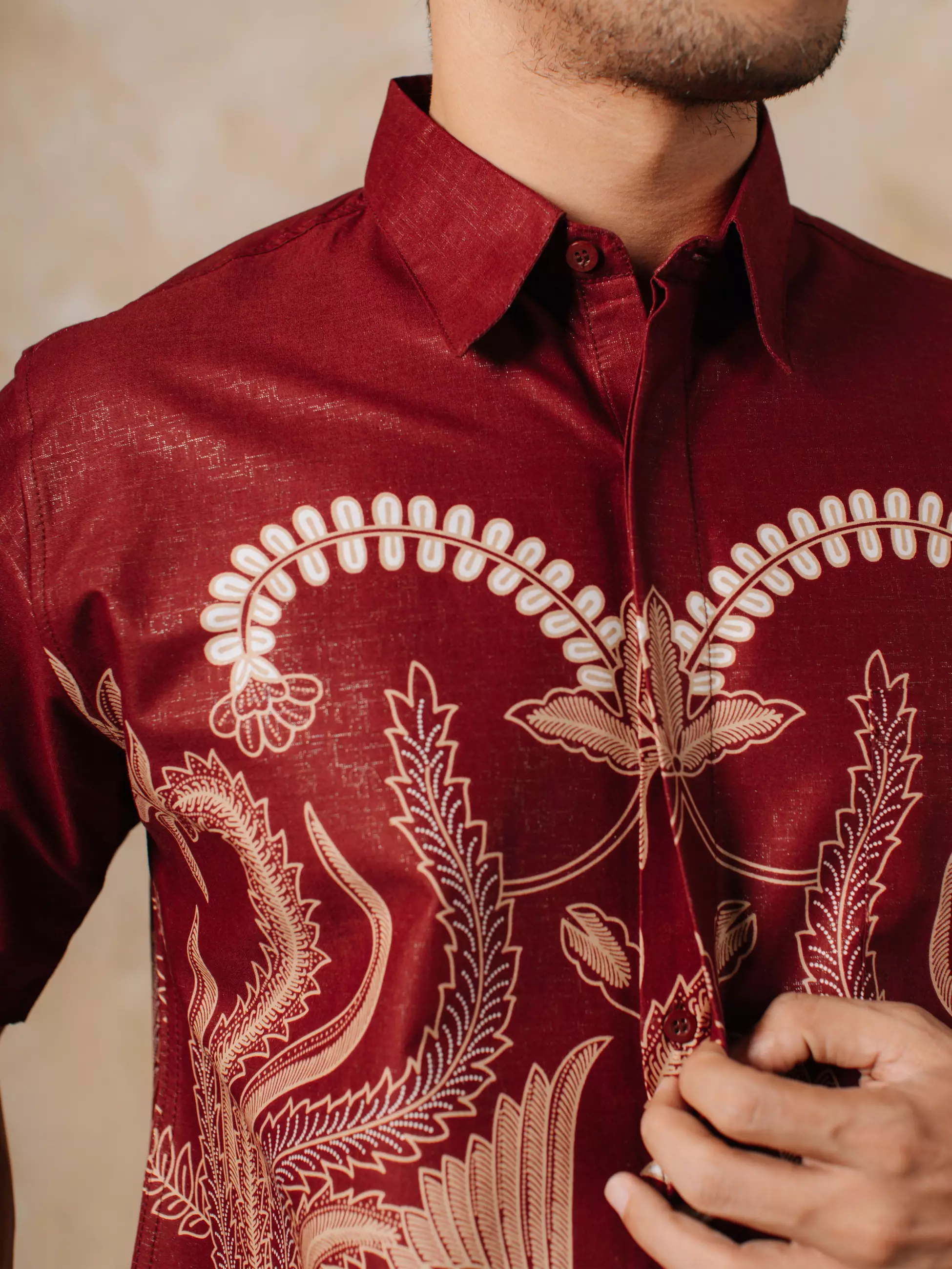 Avana by Adyatma Aria Maroon Kemeja Batik Slim Fit Tricot Pria Katun Foil