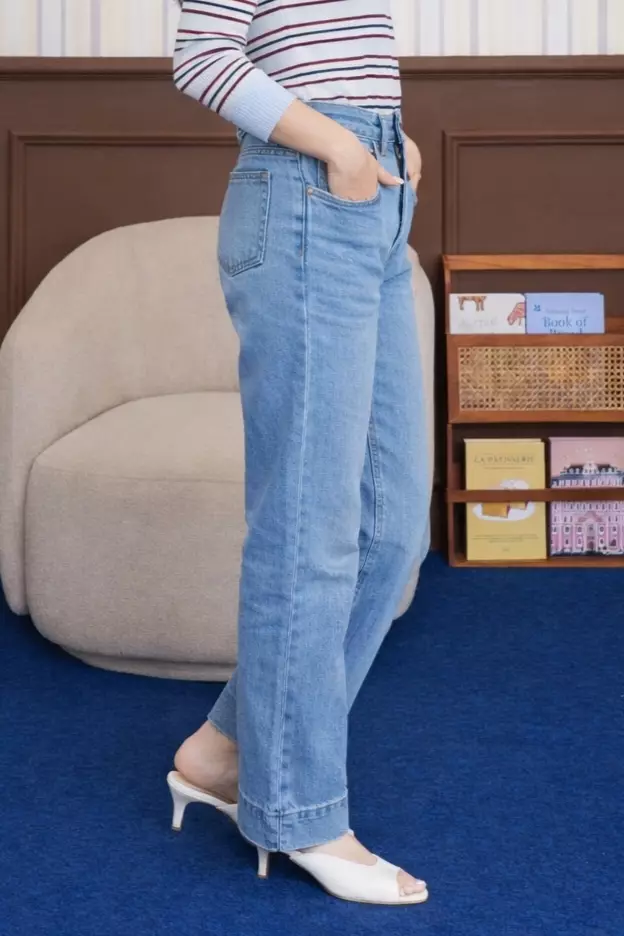 Sena Straight Jeans in Light Blue