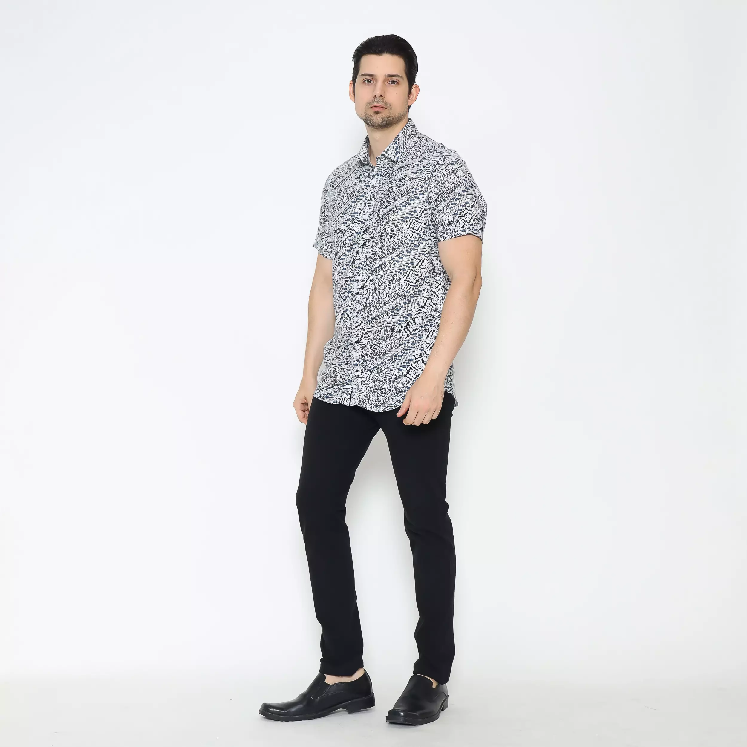 MAGINOT DHEKA WHITE Batik Pria Slim Fit Lengan Pendek