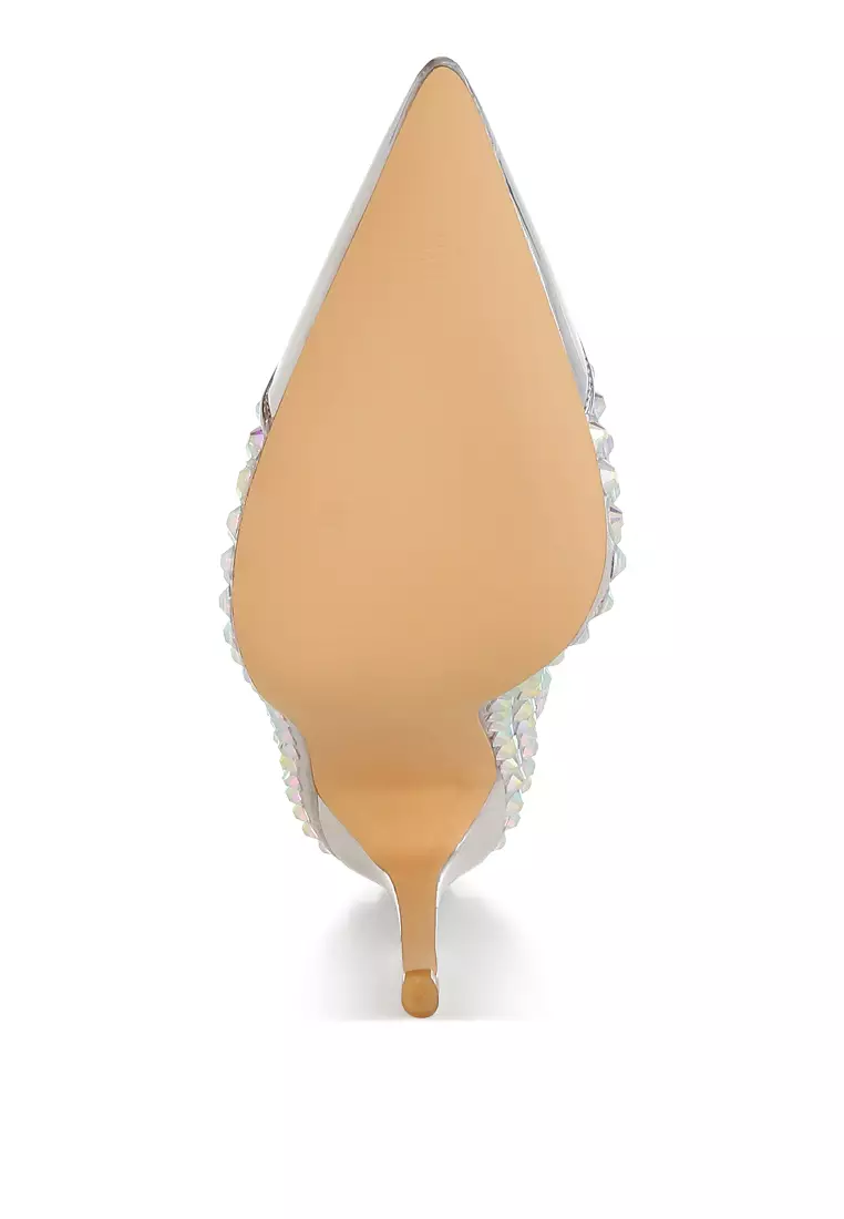 Sepatu hak stiletto berhias berlian imitasi berwarna perak