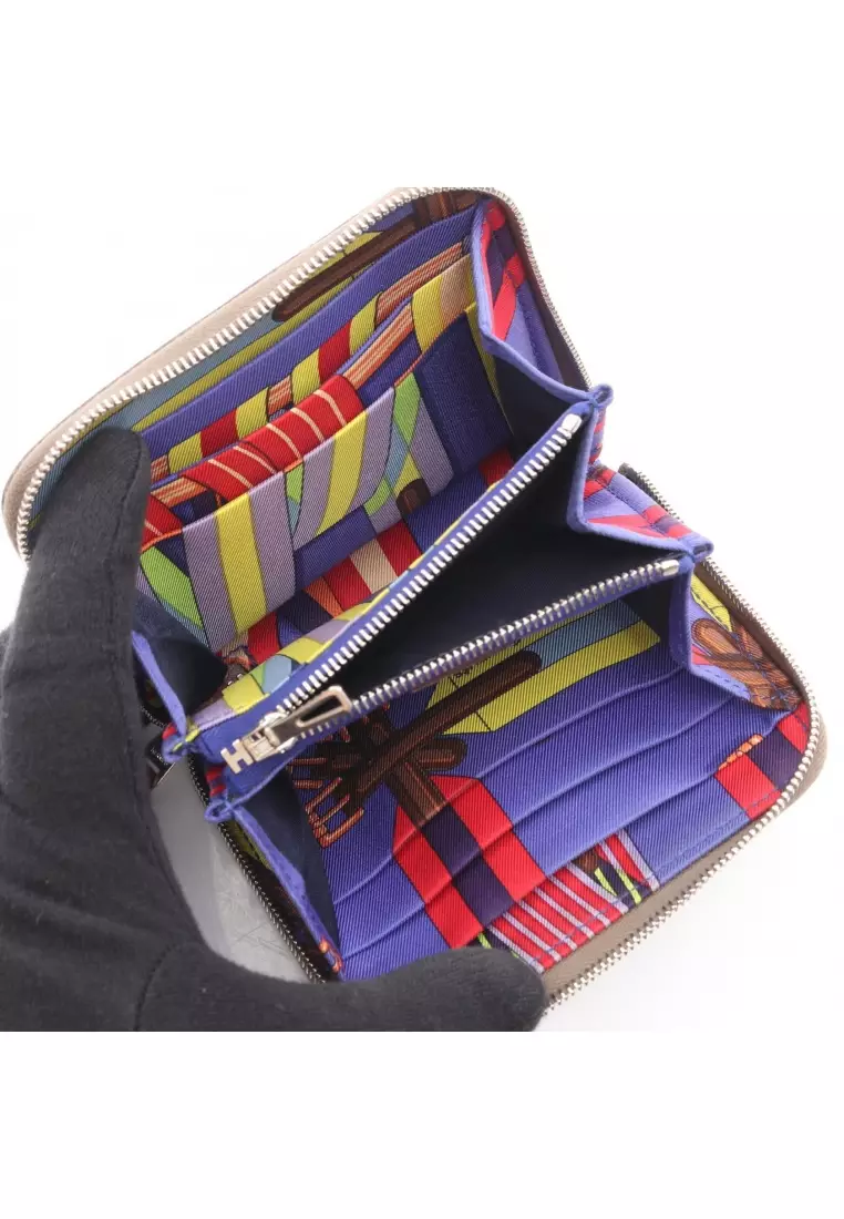 Pre-Loved Hermès Azap Compact silk in Etoupe round zipper wallet Veau epsom Gray brown silver hardware □ R stamp