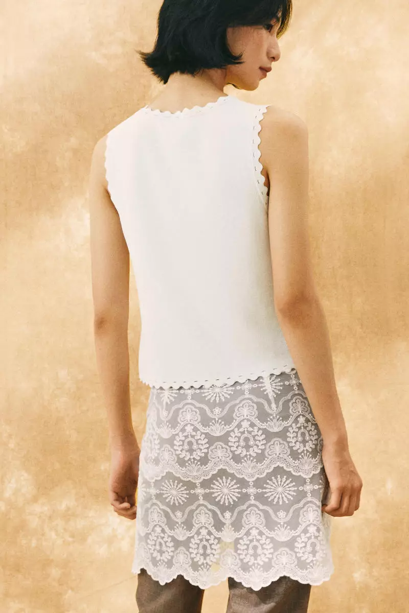 Scalloped fine-knit waistcoat