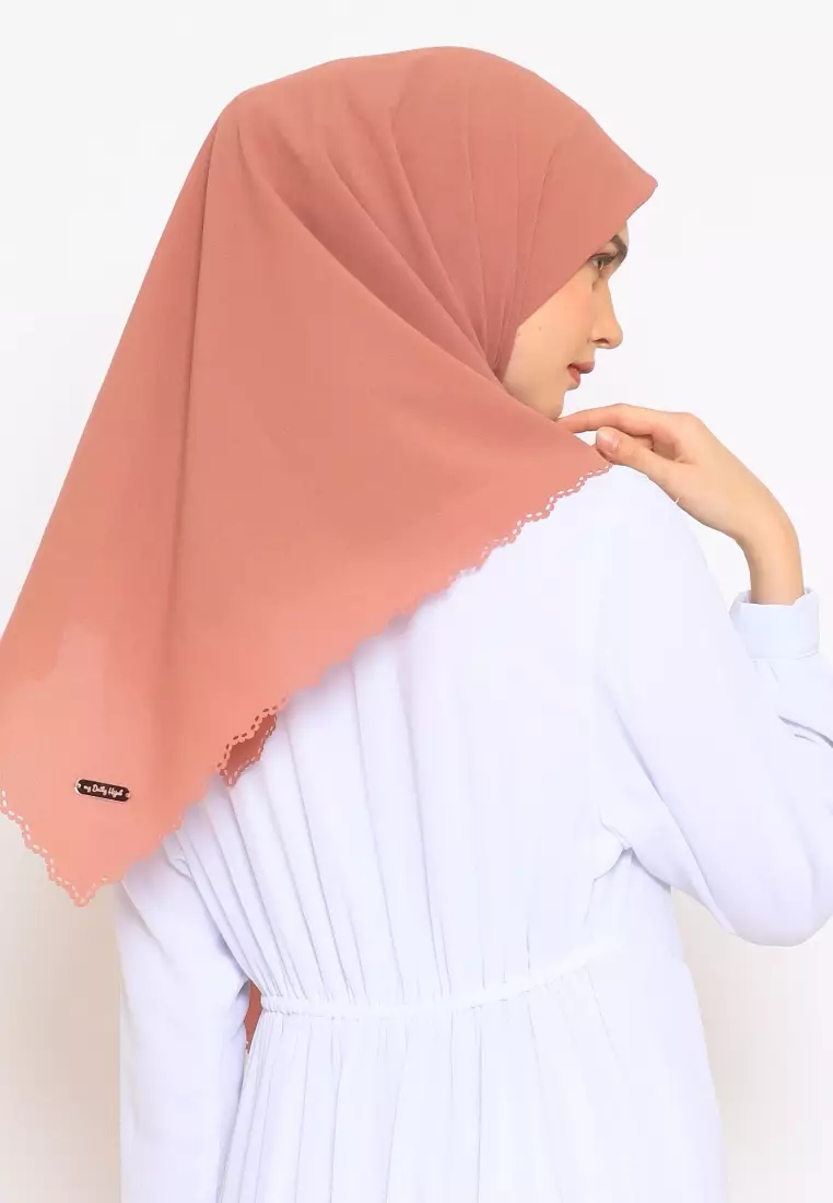 Hijab Segi Empat Lasercut Curly Caramel