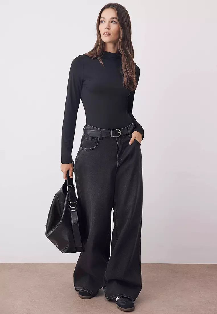 Black Fitted/Fits The Body Long Sleeve Snap-Front Flexible Knit Bodysuit