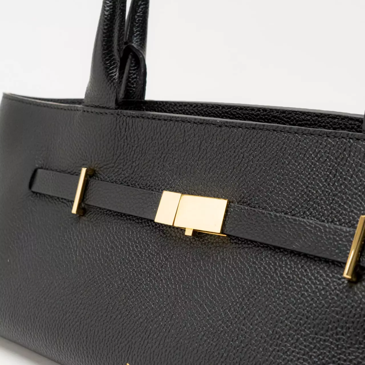 The New York Small Shoulder Bag Grained Black