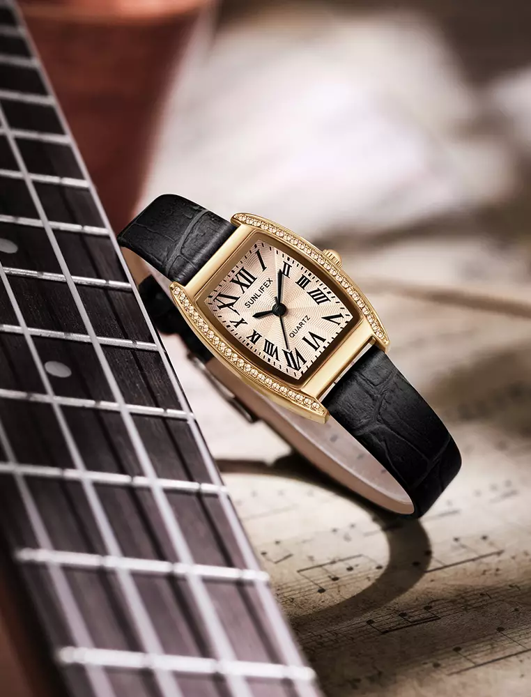 Jam Tangan Wanita Tonneau-shaped Diamond Dial Tali Kulit Mode Jam Tangan Cewek black white