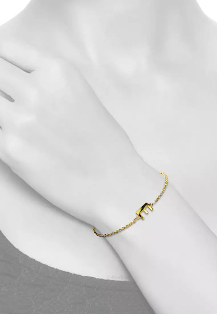 Bold Alphabet Letter Initial Charm Bracelet in Gold Tone - E