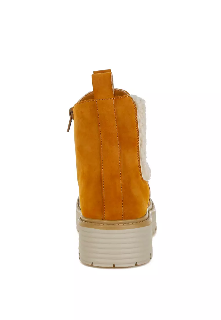 Sepatu Bot Tebal Berdetail Bulu Palsu Warna Coklat Muda