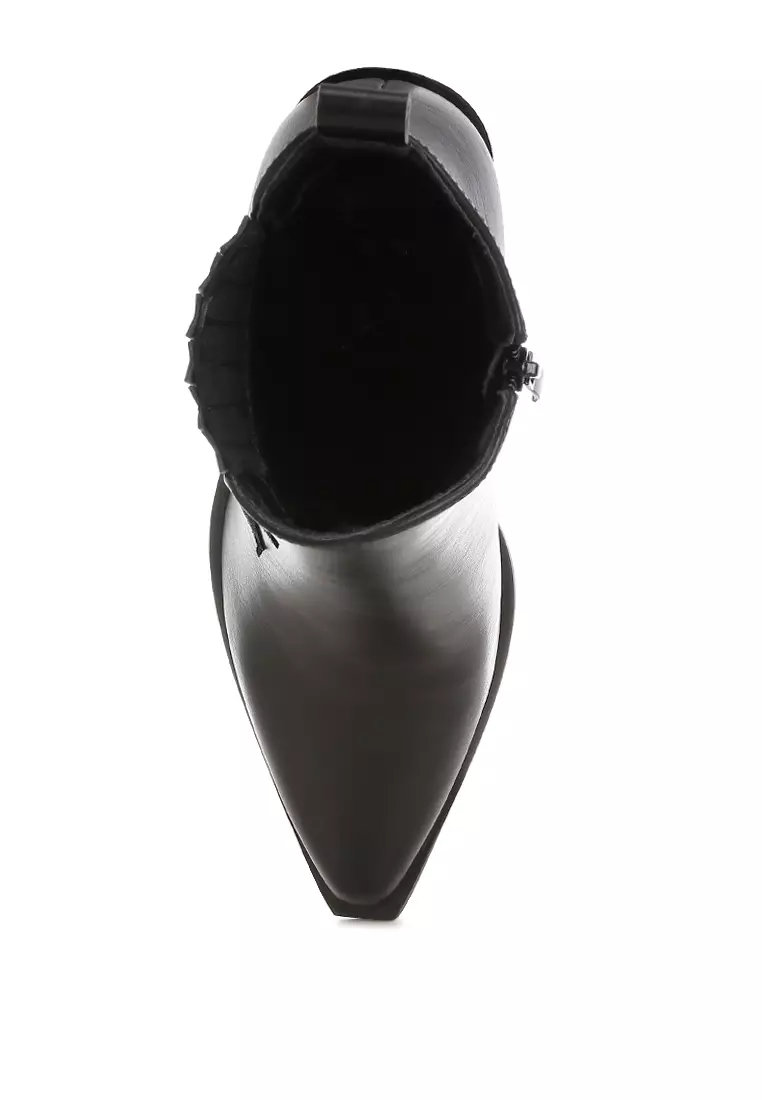 Sepatu bot Chelsea dengan detail bintang berkilauan dalam warna hitam