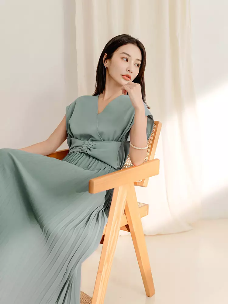 V-Neck Back Tie Waist Pleated Sleeveless Dress [DA10100]