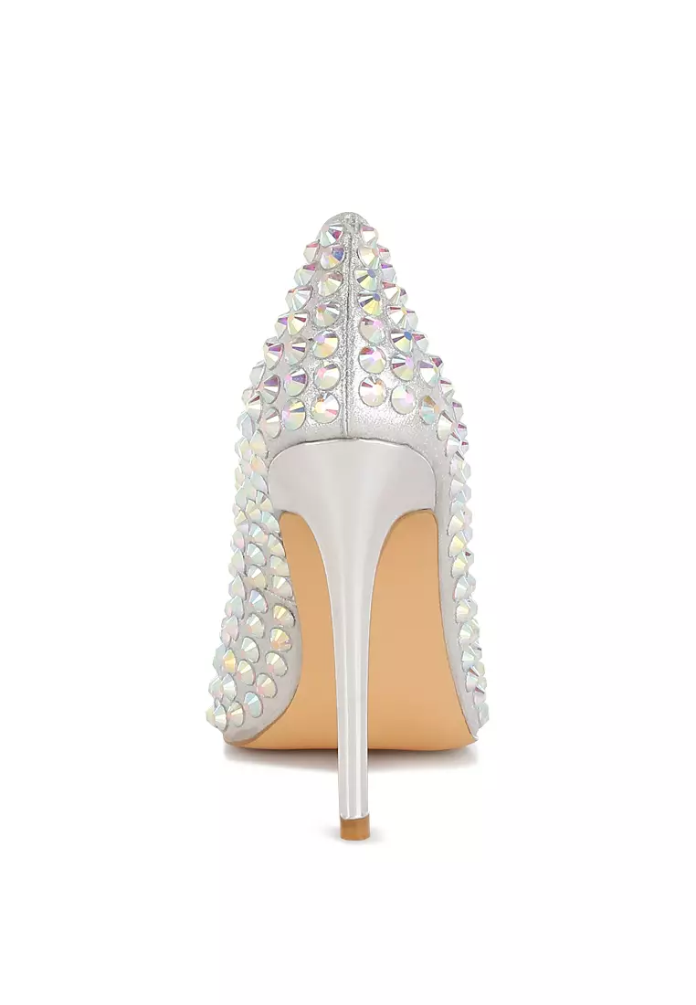 Sepatu hak stiletto berhias berlian imitasi berwarna perak