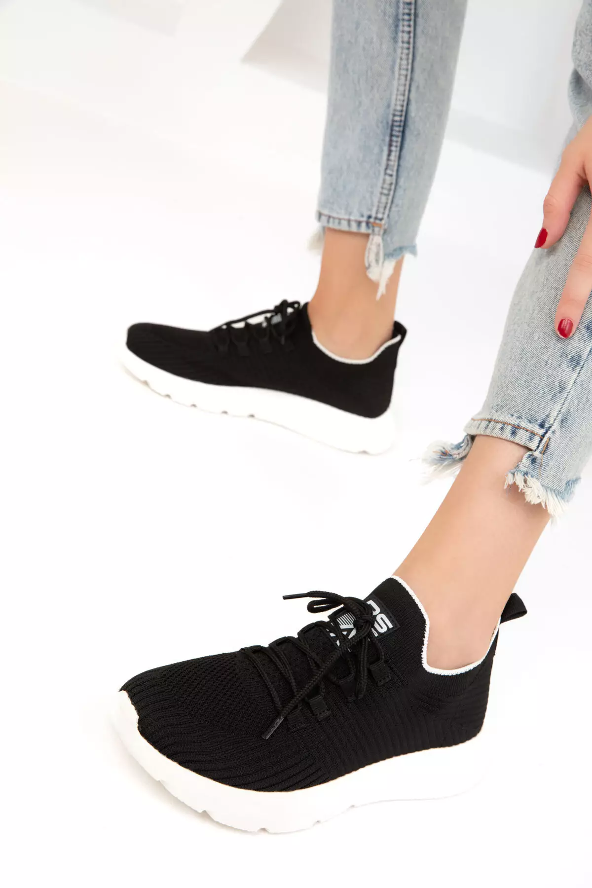 19727 Model Black Women's Sneakers